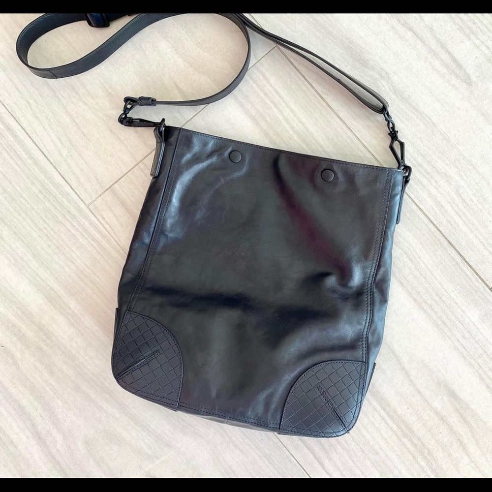 Bottega Veneta Black leather messenger bag.